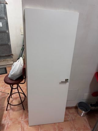 Puerta de madera blanca