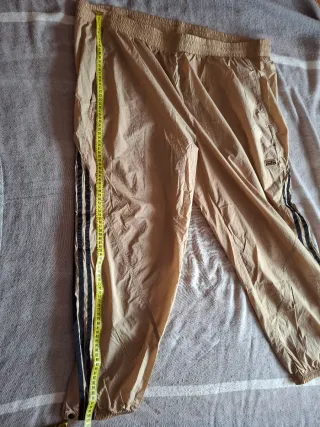 Pantalón Adidas hombre color camel con aberturas