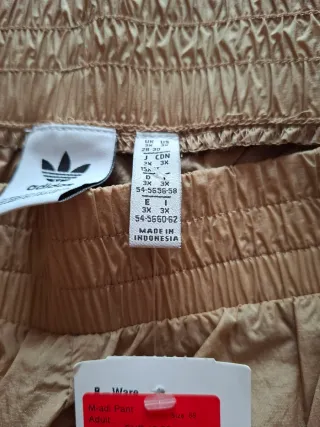 Pantalón Adidas hombre color camel con aberturas