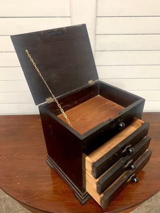 Antiguo joyero de madera. Costurero.