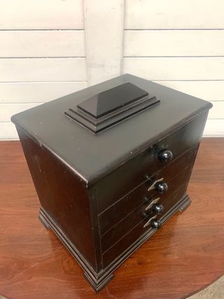 Antiguo joyero de madera. Costurero.