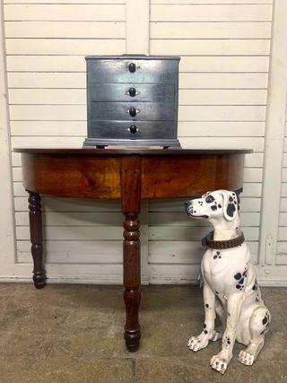 Antiguo joyero de madera. Costurero.