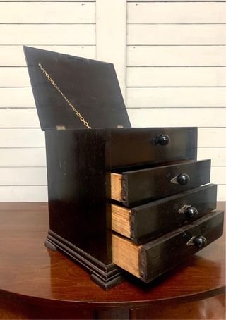 Antiguo joyero de madera. Costurero.