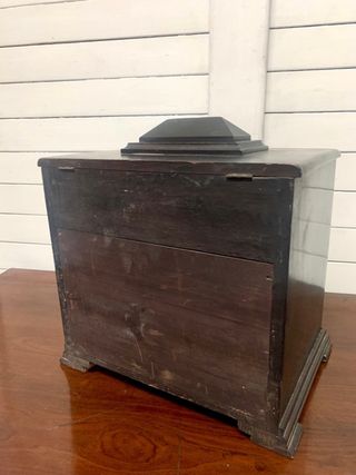 Antiguo joyero de madera. Costurero.