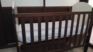 Cuna de madera oscura