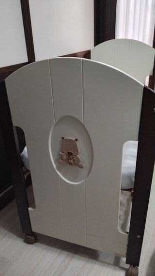 Cuna de madera oscura