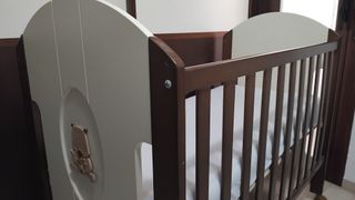 Cuna de madera oscura