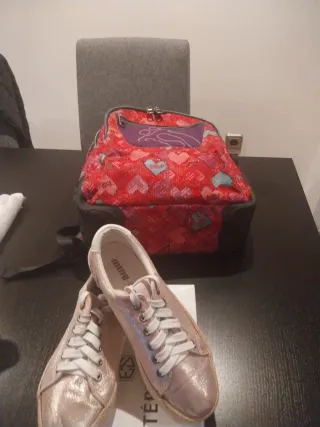 Mochila Totto y Zapatillas MST Rosas