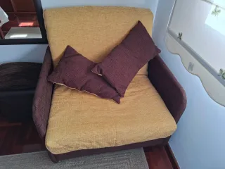 Sofá cama individual marrón y amarillo