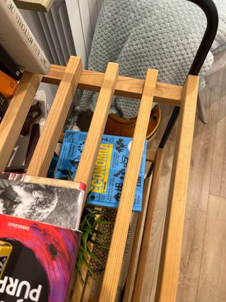 Estantería de madera y metal