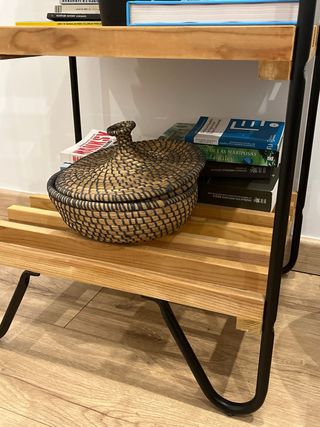 Estantería de madera y metal