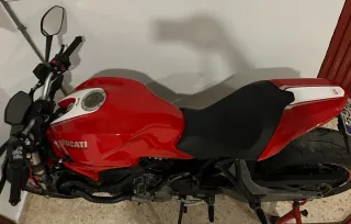 Ducati Monster Roja y Blanca