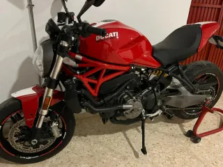 Ducati Monster Roja y Blanca