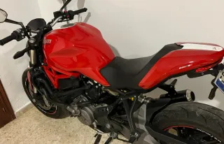 Ducati Monster Roja y Blanca
