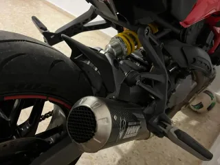 Ducati Monster Roja y Blanca