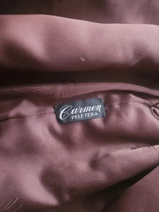 Elegante chaqueta de piel marrón