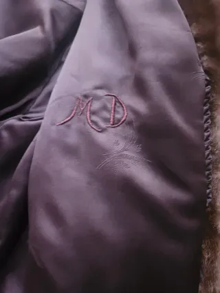 Elegante chaqueta de piel marrón