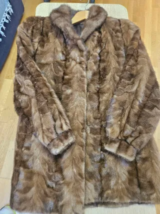Elegante chaqueta de piel marrón
