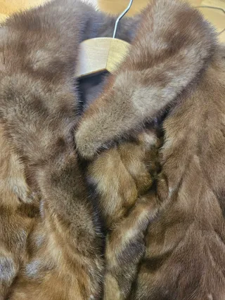 Elegante chaqueta de piel marrón