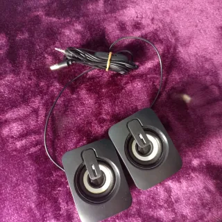 Altavoces negros compactos