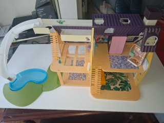 Casa de muñecas con accesorios