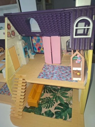 Casa de muñecas con accesorios