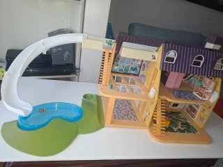 Casa de muñecas con accesorios
