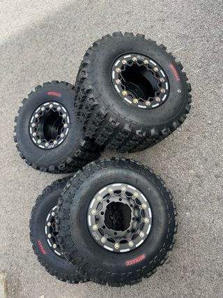 Pack 4 Llantas Beadlock con Neumáticos Quad