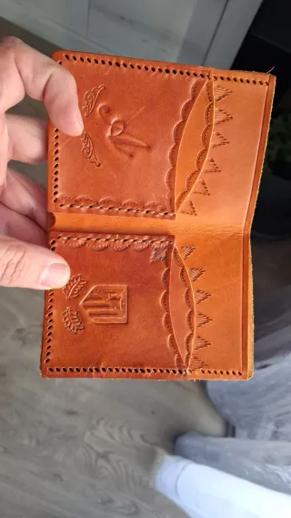 Cartera artesanal cuero natural de tu equipo etc..