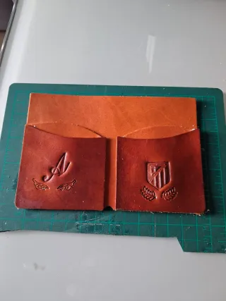 Cartera artesanal cuero natural de tu equipo etc..