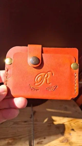 Cartera artesanal cuero natural de tu equipo etc..