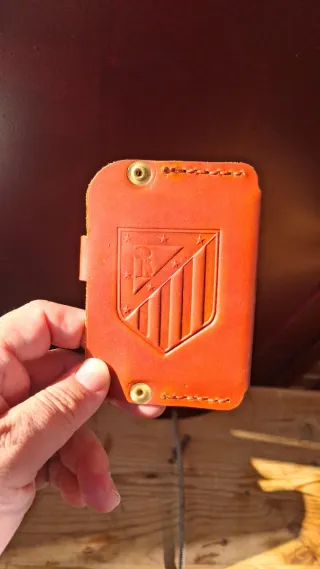 Cartera artesanal cuero natural de tu equipo etc..
