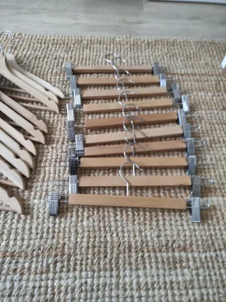 Perchas de madera y metal IKEA