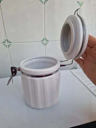 Barattolo in ceramica bianca