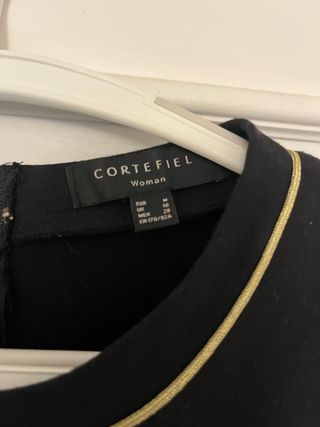 Vestido negro Cortefiel con detalles dorados