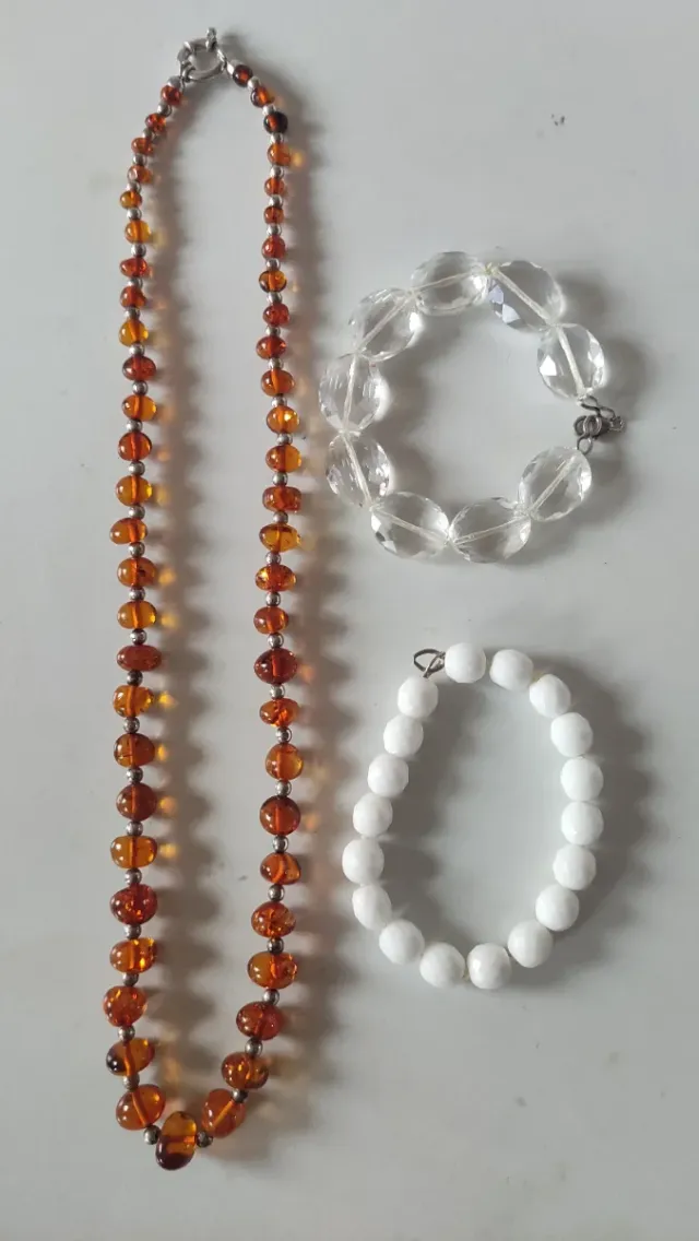 Collar y pulseras de ámbar y cristal