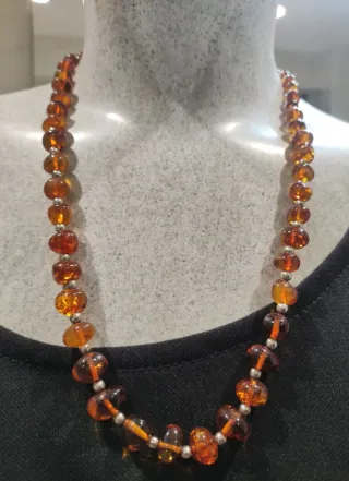 Collar y pulseras de ámbar y cristal