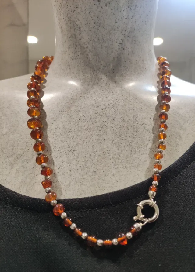 Collar y pulseras de ámbar y cristal