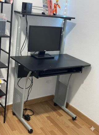 Escritorio con estante