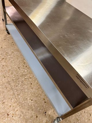 Mesa de acero inoxidable con ruedas y freno