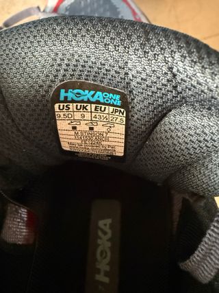 Zapatillas Hoka grises y rojas