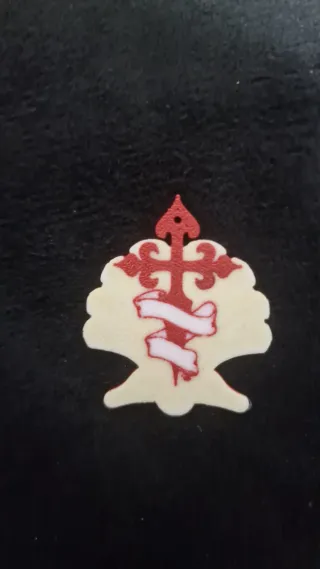 Cruz de Santiago con concha y banda roja