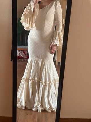 Traje de flamenca blanco con lunares