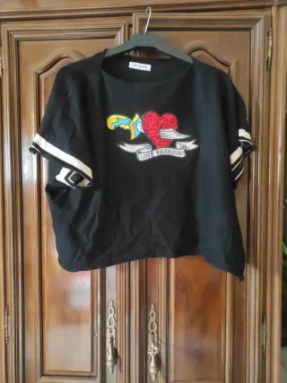Camiseta negra con corazón y puñal