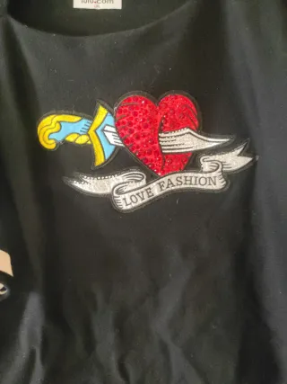 Camiseta negra con corazón y puñal