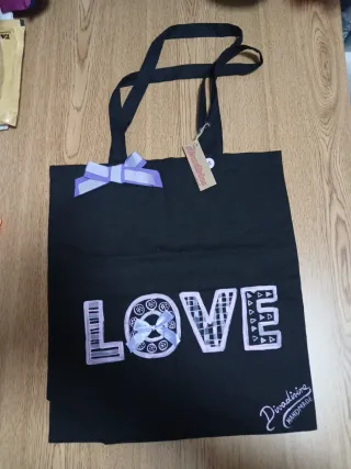 Bolsa de tela negra con detalles morados