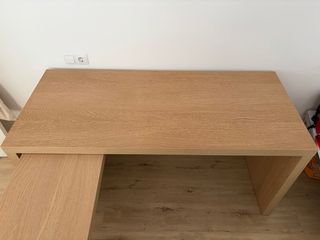 Escritorio de madera en L