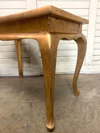 Mesa auxiliar madera dorada