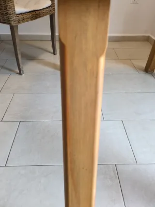 Mesa de comedor de madera