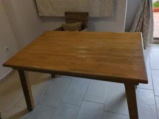 Mesa de comedor de madera